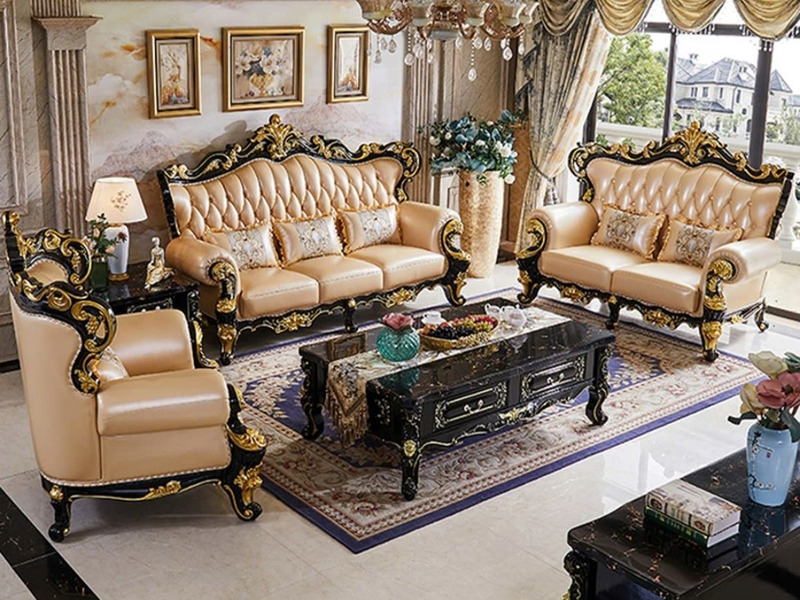Bộ sofa tân cổ điển gồm một ghế đơn, một ghế đôi và một ghế ba, được chụp toàn cảnh trong không gian phòng khách sang trọn…