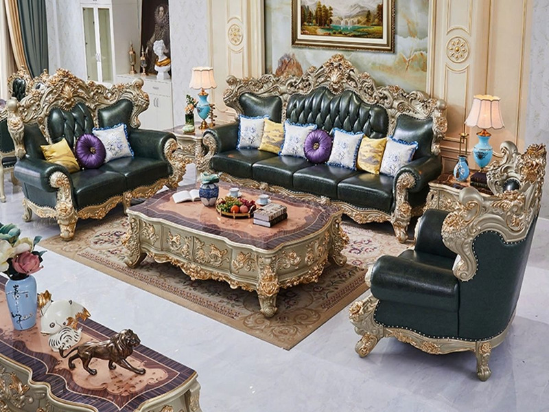 Bộ sofa tân cổ điển sang trọng gồm một ghế đơn, một ghế đôi và một ghế ba, được chụp từ góc nhìn tổng thể trong một phòng…