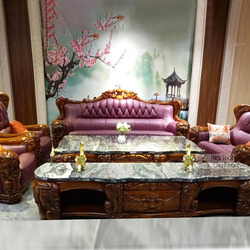 Bộ sofa gỗ mun tân cổ điển GK07-1124 được chụp chính diện trong không gian phòng khách sang trọng. Ghế sofa bọc da màu tím…