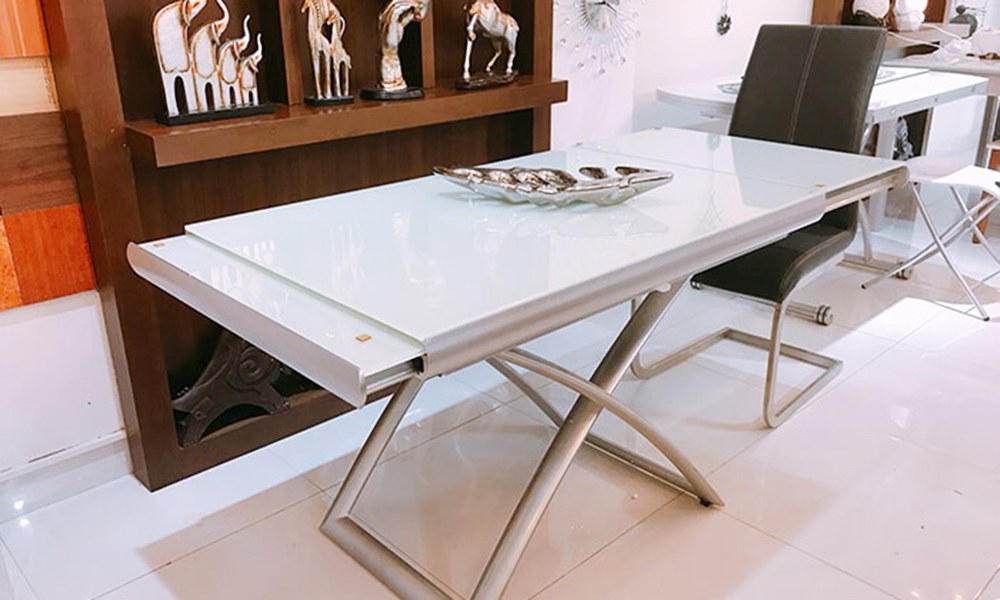 Bàn ăn kéo dài kết hợp ghế bọc da đồng bộ màu sắc