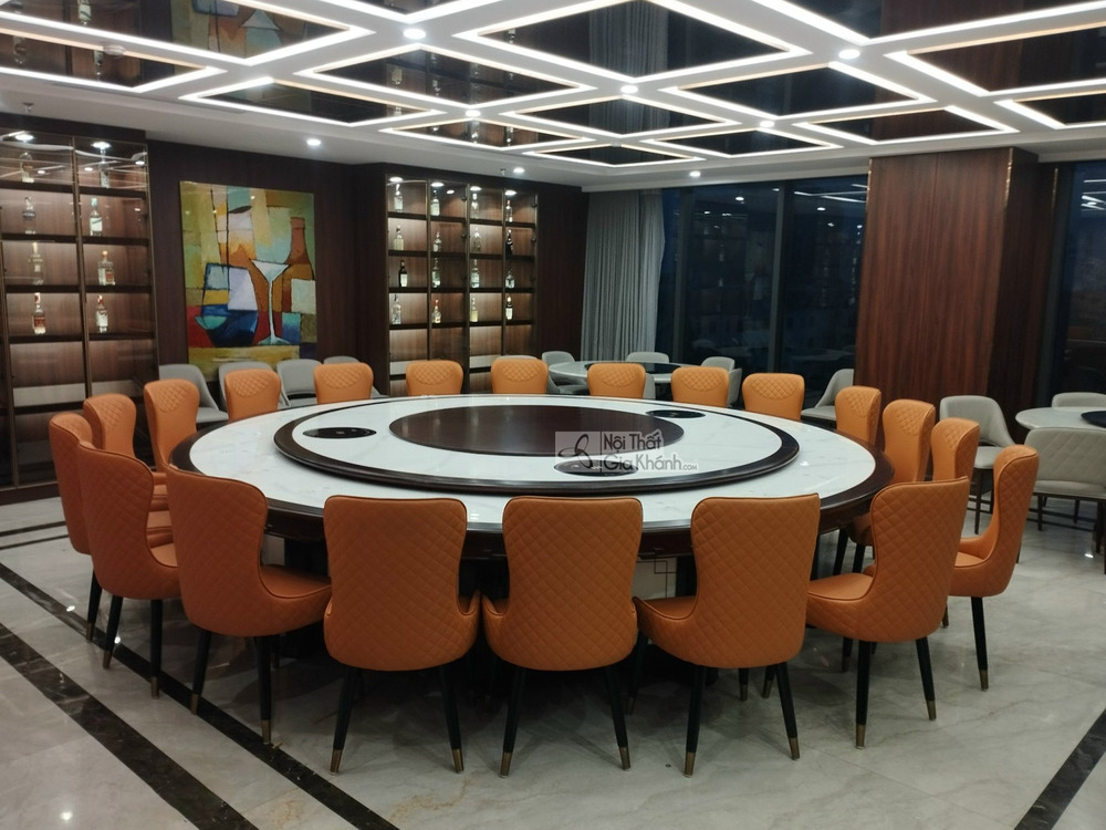 Toàn cảnh bộ bàn ăn tròn thông minh kích thước lớn GK01-36 trong không gian phòng ăn sang trọng. Bàn có mặt đá trắng vân m…
