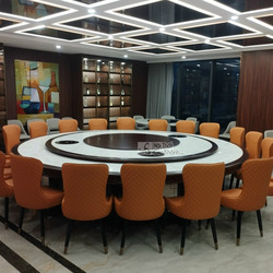 Toàn cảnh bộ bàn ăn tròn thông minh kích thước lớn GK01-36 trong không gian phòng ăn sang trọng. Bàn có mặt đá trắng vân m…