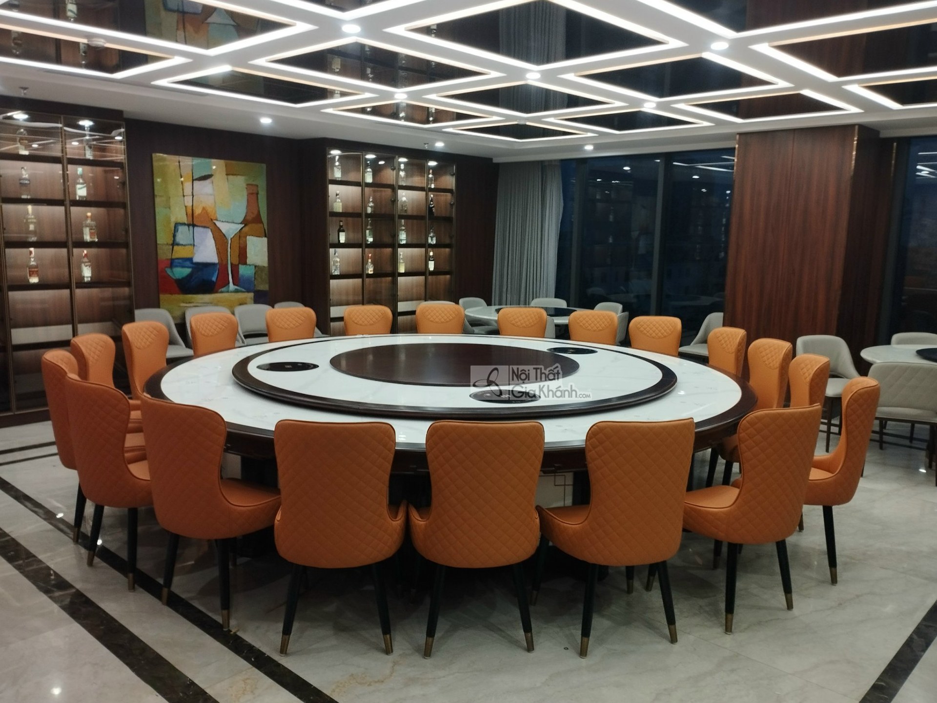 Toàn cảnh bộ bàn ăn tròn thông minh kích thước lớn GK01-36 trong không gian phòng ăn sang trọng. Bàn có mặt đá trắng vân m…