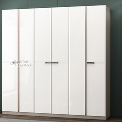 Tủ quần áo 6 cánh TU606-6 được chụp từ góc trực diện hơi chếch, nổi bật với thiết kế hiện đại, tối giản. Bề mặt cánh tủ mà…