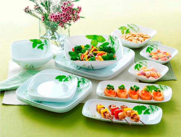 Trang trí bàn ăn bằng bộ chén bát
