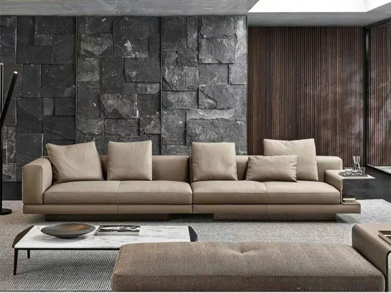 Sofa băng ba chỗ ngồi SFA32-33 màu nâu be nhạt, bọc da tự nhiên, đặt trong không gian phòng khách hiện đại. Sofa có thiết…