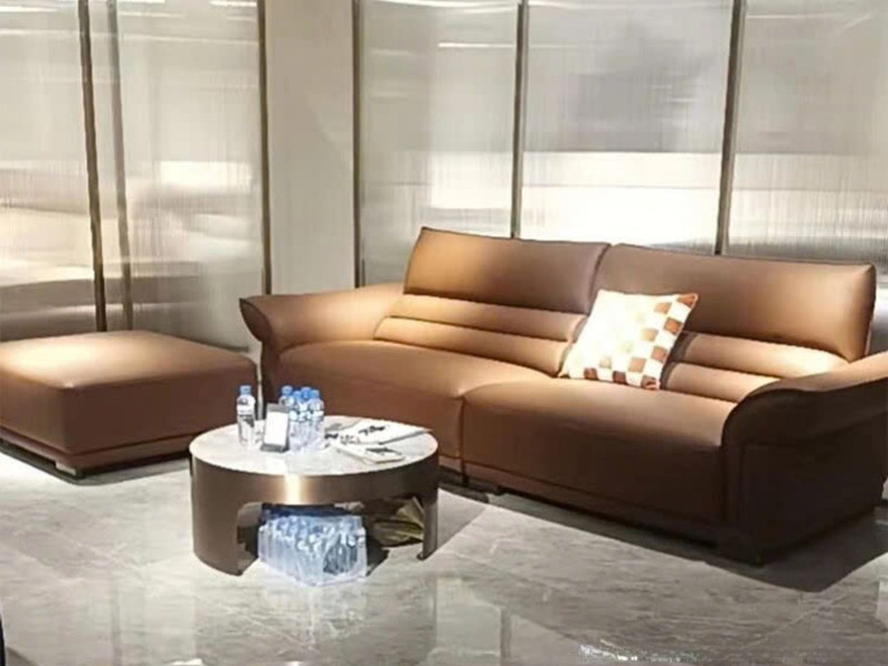 Sofa băng SF-A39-28 màu nâu da sinh thái, kiểu dáng hiện đại với đường cong mềm mại ở tay vịn và tựa lưng có đường may nga…