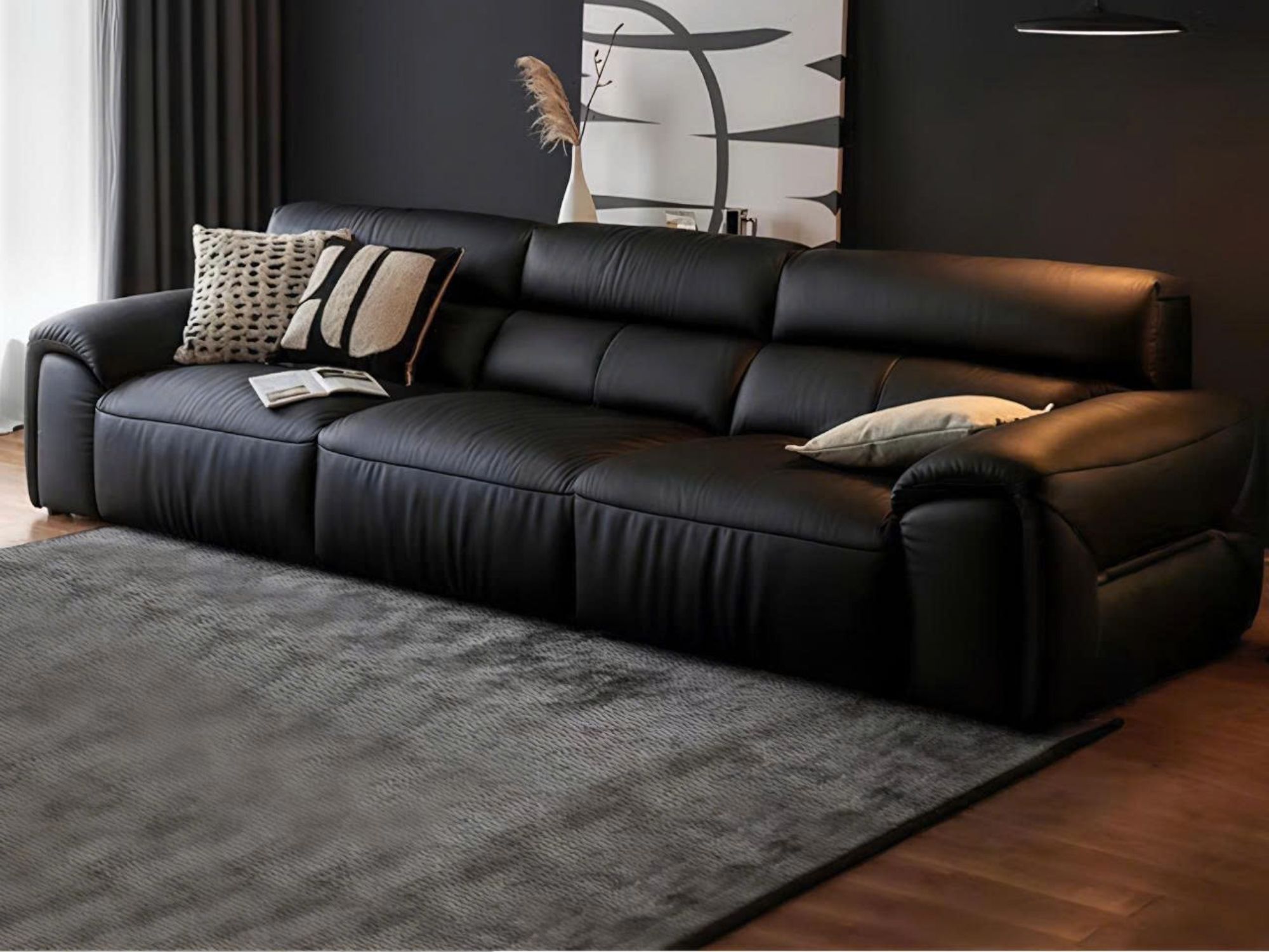 Sofa băng nhập khẩu SF-HY07-30 màu đen, chụp từ góc thấp bên trái, đặt trong phòng khách hiện đại với thảm xám và tường đe…