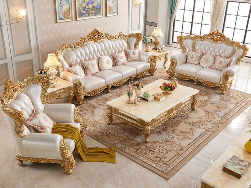 Toàn cảnh bộ sofa tân cổ điển SB923-123 màu kem/sampanh sang trọng, đặt trong không gian phòng khách rộng rãi. Bộ sản phẩm…