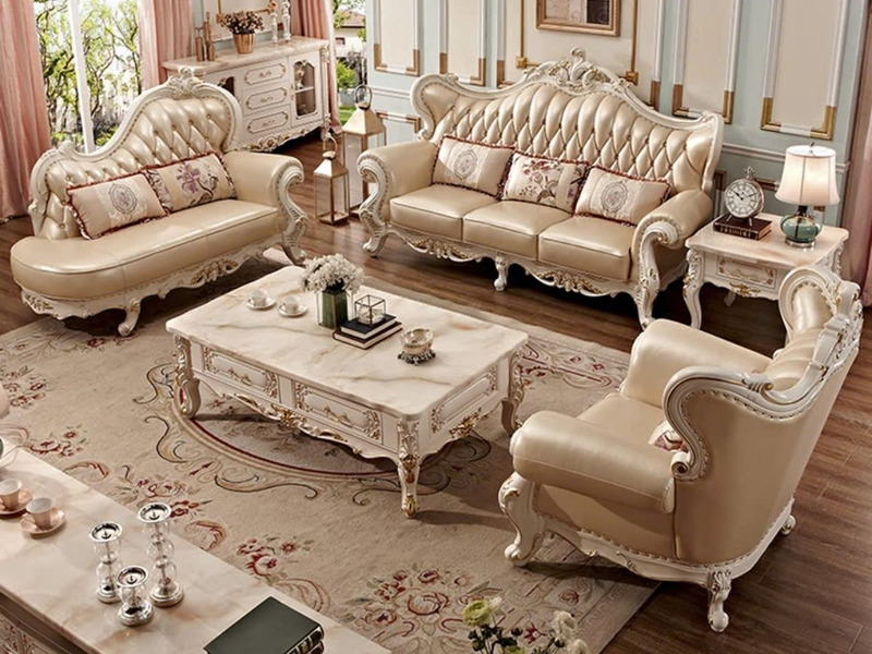 Toàn cảnh bộ sofa tân cổ điển SB925-123 màu kem/be sang trọng, đặt trong một phòng khách rộng. Bộ sản phẩm gồm một ghế đơn…