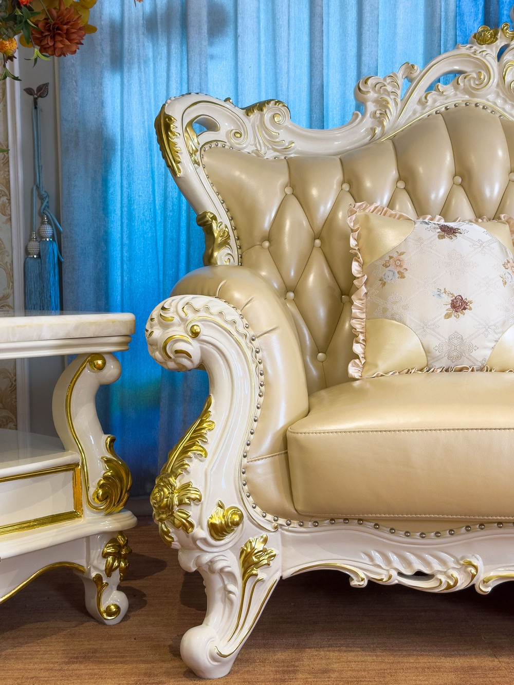 Ghế sofa đơn SB919-123 đặt cạnh bàn phụ nhỏ cùng phong cách, tạo thành góc thư giãn sang trọng. Ghế bọc da bò màu kem, tựa…