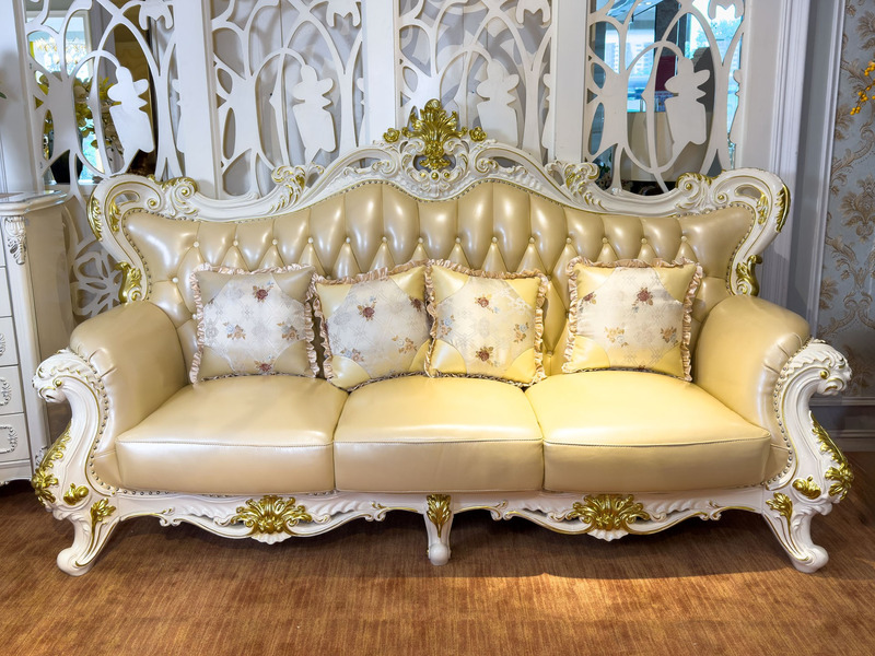 Ghế sofa băng 3 SB919-123 nhìn chính diện, bọc da bò màu kem mềm mại, tựa lưng rút múi và đệm ngồi phẳng. Khung gỗ sồi tự…