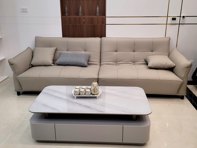 Sofa băng SFA37-4 màu nâu be nhạt được đặt trong không gian phòng khách hiện đại, nhìn từ góc chính diện. Ghế có thiết kế…