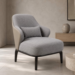 Ghế thư giãn NAGOMI Y31 được chụp từ góc hơi nghiêng phía trước bên phải, đặt trong không gian phòng khách hiện đại với sà…