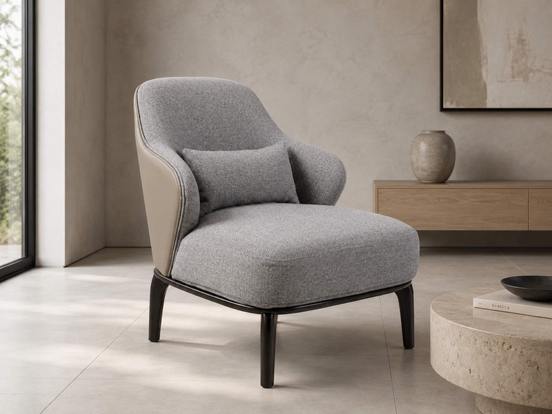 Ghế thư giãn NAGOMI Y31 được chụp từ góc hơi nghiêng phía trước bên phải, đặt trong không gian phòng khách hiện đại với sà…