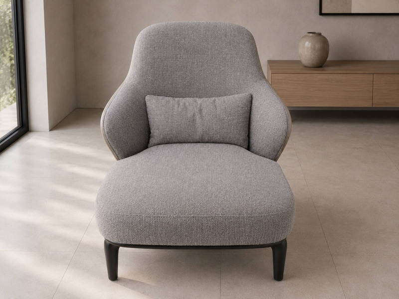 Ghế thư giãn NAGOMI Y31 được chụp chính diện từ phía trước, đặt trong phòng khách với ánh sáng tự nhiên từ cửa sổ lớn. Ghế…