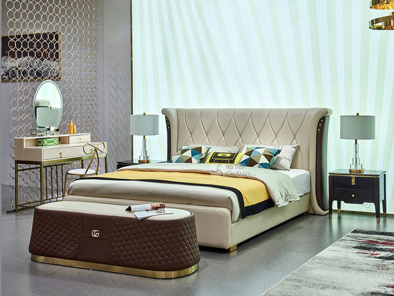 Giường ngủ bọc da luxury GIQF236-18 được chụp chính diện trong một phòng ngủ hiện đại. Giường có đầu giường cao, bọc da mà…