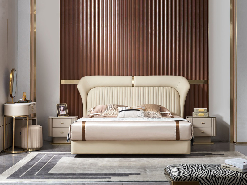 Giường ngủ bọc da luxury GIQF802-18 được chụp chính diện trong phòng ngủ sang trọng. Giường có đầu giường bo cong mềm mại…