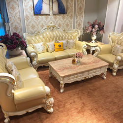 Góc nhìn tổng thể bộ sofa Vương Miện SB968-123 từ phía trước, nổi bật vẻ đẹp đối xứng và các chi tiết dát vàng tinh xảo. S…