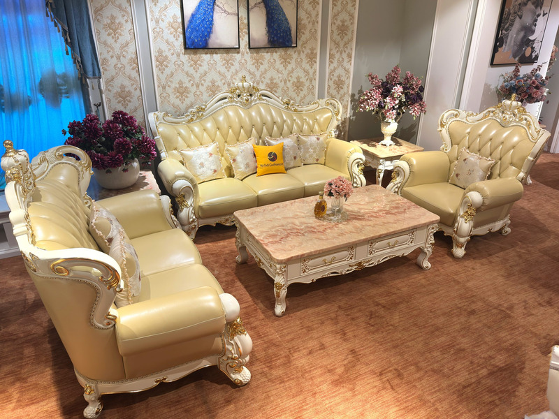 Góc nhìn tổng thể bộ sofa Vương Miện SB968-123 từ phía trước, nổi bật vẻ đẹp đối xứng và các chi tiết mạ vàng tinh xảo. S…