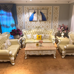 Bộ sofa Vương Miện SB968-123 đặt trong không gian phòng khách rộng rãi, với ánh sáng tự nhiên từ cửa sổ lớn. Sofa da màu k…