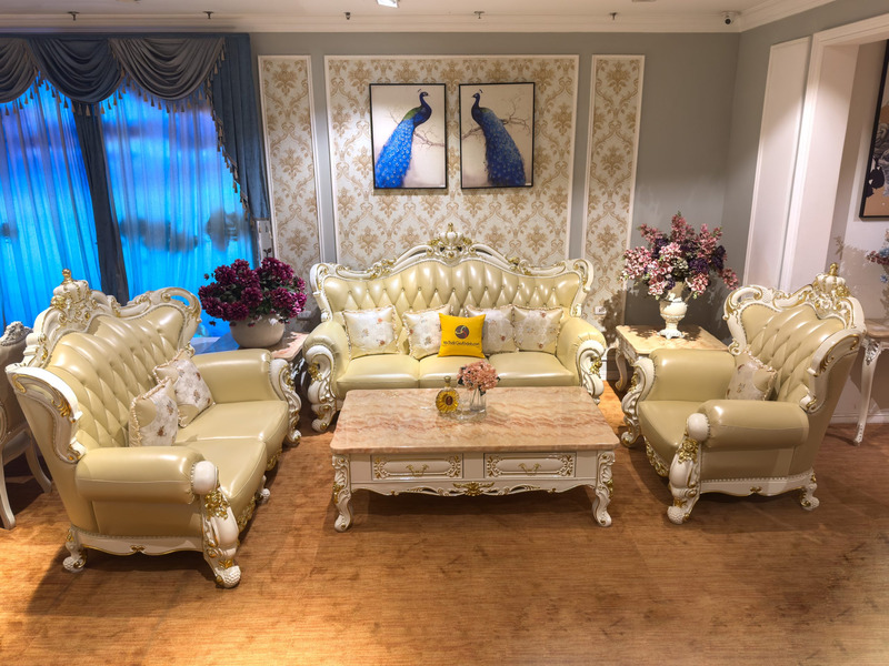 Bộ sofa Vương Miện SB968-123 đặt trong không gian phòng khách rộng rãi, với ánh sáng tự nhiên từ cửa sổ lớn. Sofa da màu k…