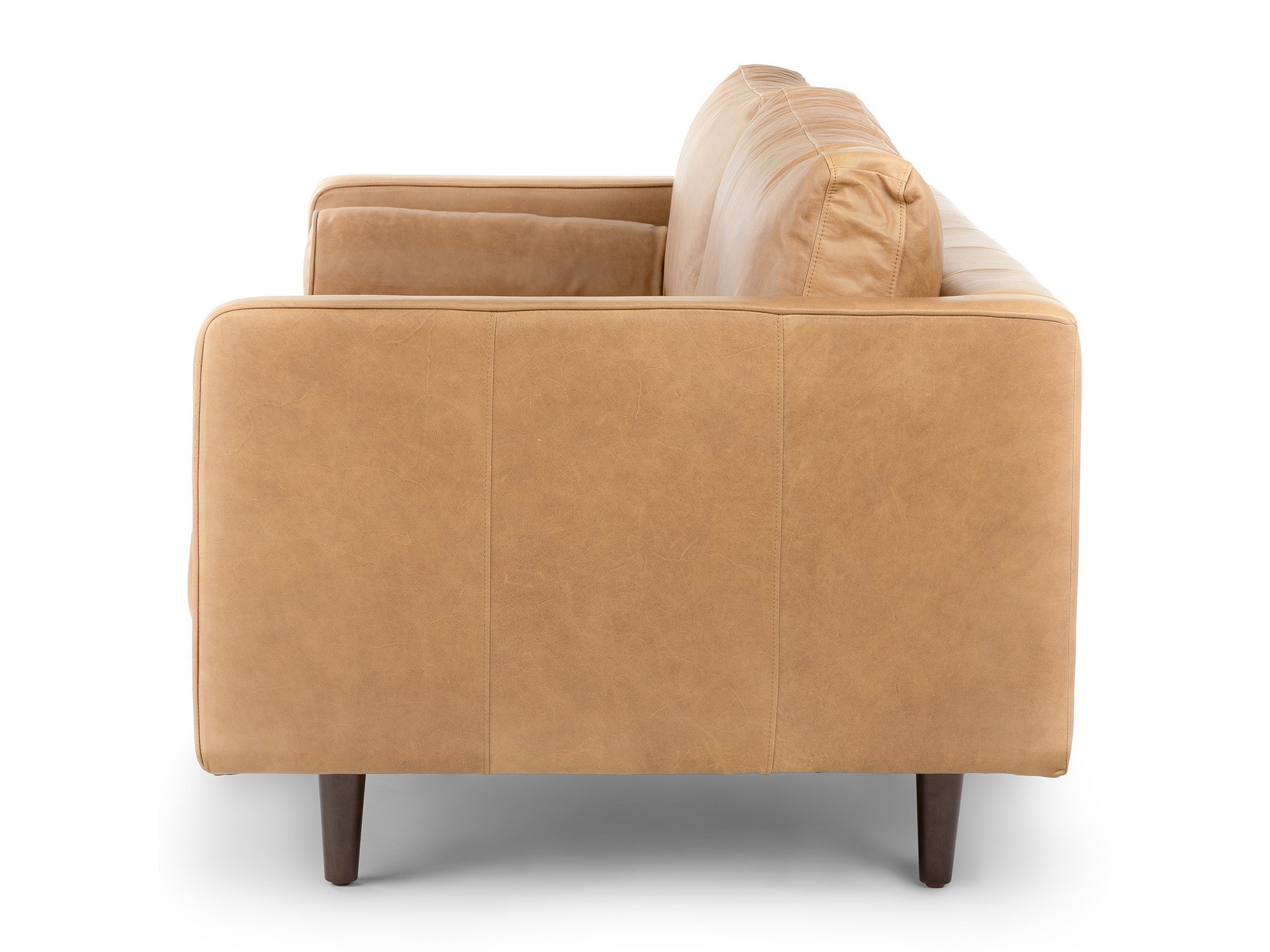 Ghế sofa Charme 001 chụp cận cảnh mặt hông, làm nổi bật độ dày của đệm và tay vịn. Lớp da màu nâu vàng mềm mại cùng đường…