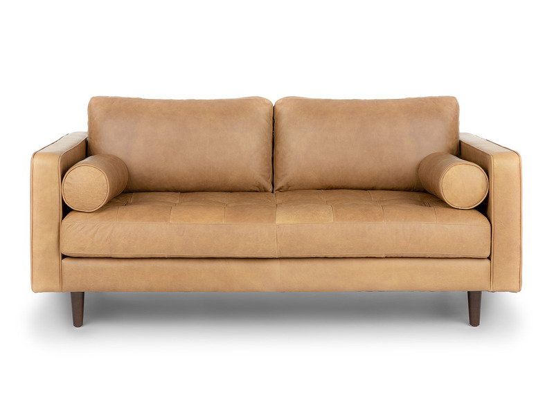 Ghế sofa băng Charme 001 chụp chính diện, nổi bật với thiết kế vuông vức, bọc da màu nâu vàng ấm áp. Hai gối tròn đặt ở ta…