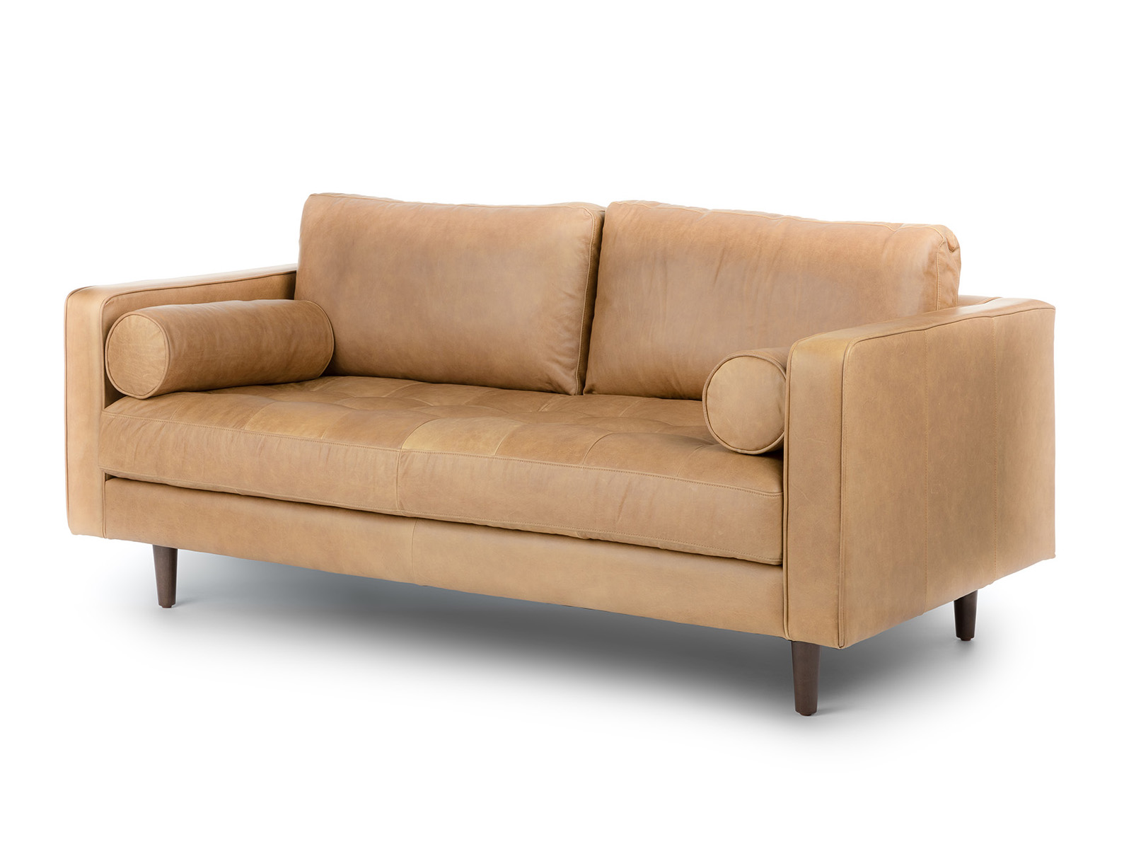 Ghế sofa Charme 001 được chụp từ góc 3/4, làm nổi bật kiểu dáng thanh lịch và các đường may tinh tế trên bề mặt da màu nâu…
