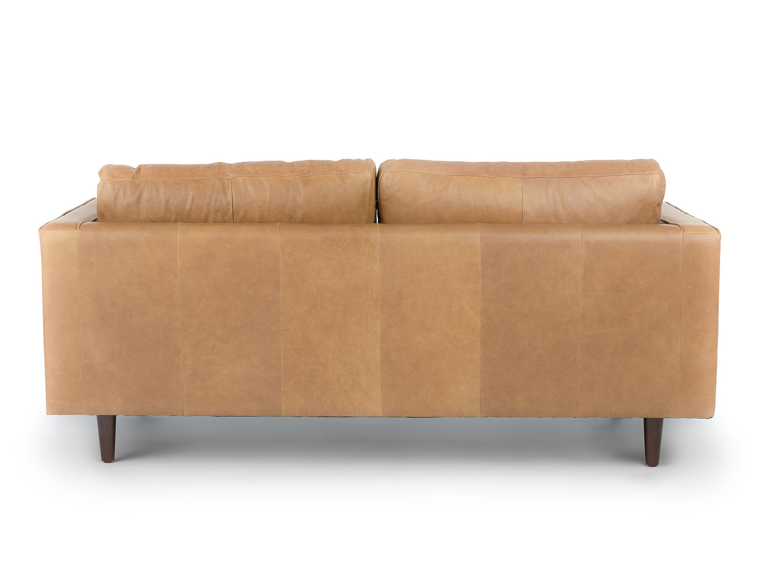 Mặt sau của ghế sofa Charme 001, cho thấy thiết kế vuông vức, chắc chắn và sự hoàn thiện tỉ mỉ ở mọi góc độ. Lớp da màu nâ…