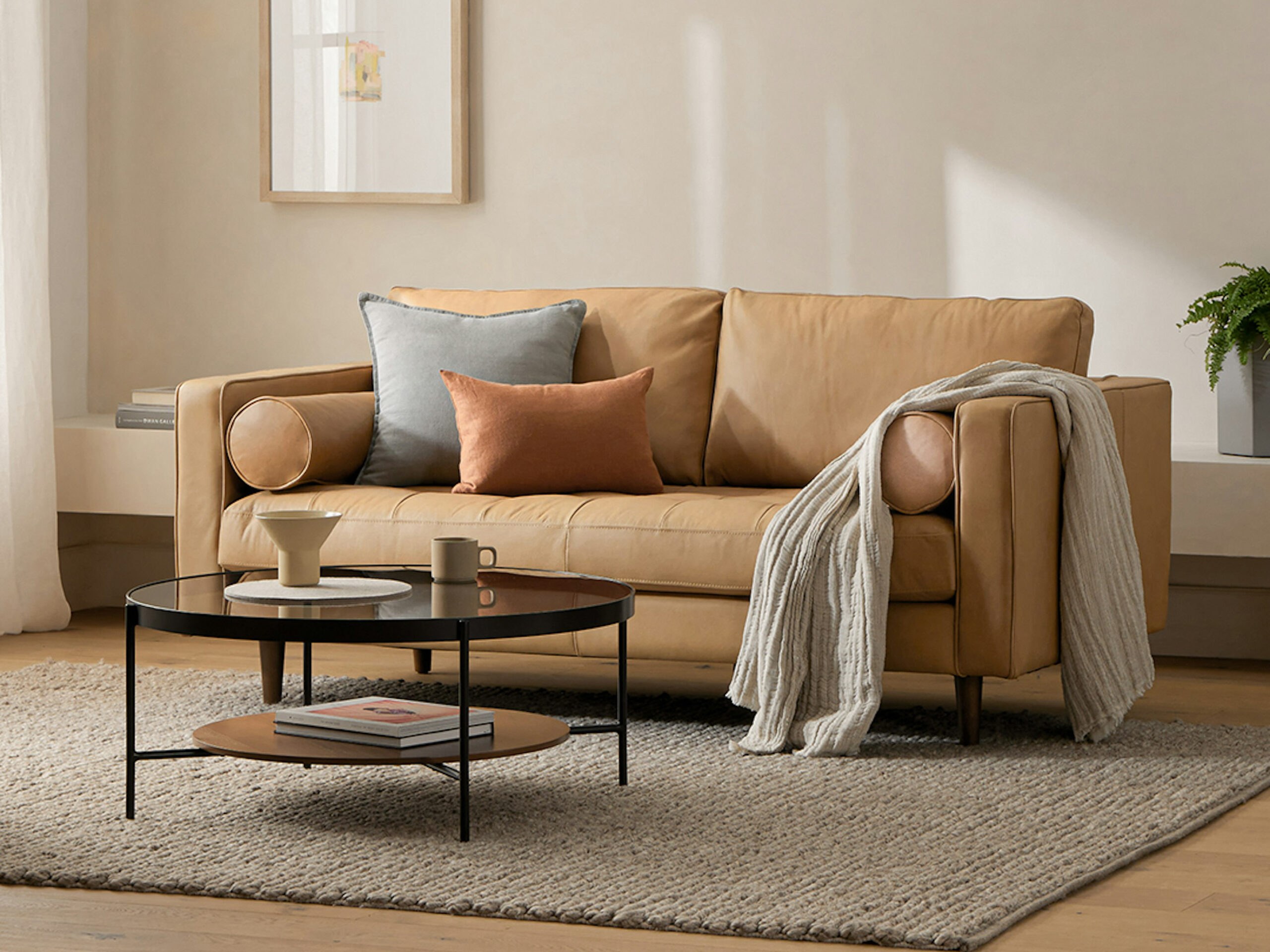 Ghế sofa Charme 001 được bài trí trong không gian phòng khách hiện đại, sang trọng. Sofa màu nâu vàng nổi bật trên nền thả…