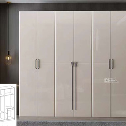 Tủ quần áo 6 cánh hiện đại, màu trắng kem bóng, được chụp chính diện trong một phòng ngủ tối giản. Tủ có thiết kế phẳng, t…