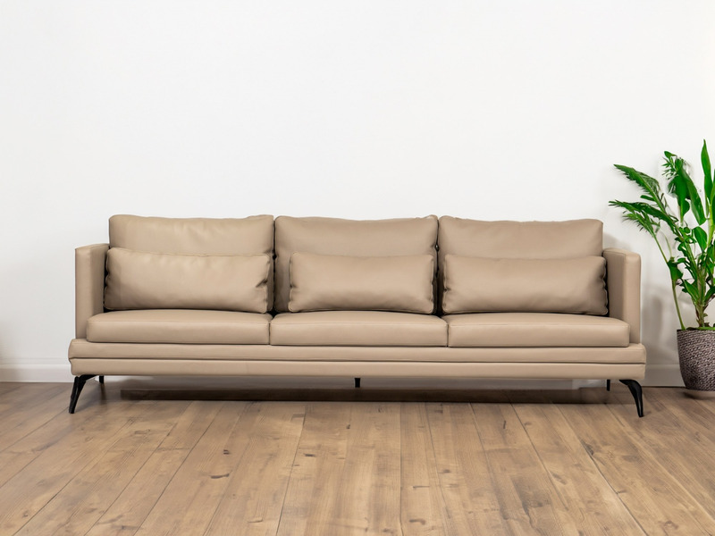 Ghế sofa băng ba chỗ BM001-113-C1050 màu nâu be với ba đệm tựa lưng rời, đặt trên sàn gỗ tối màu, phía sau là bức tường tr…