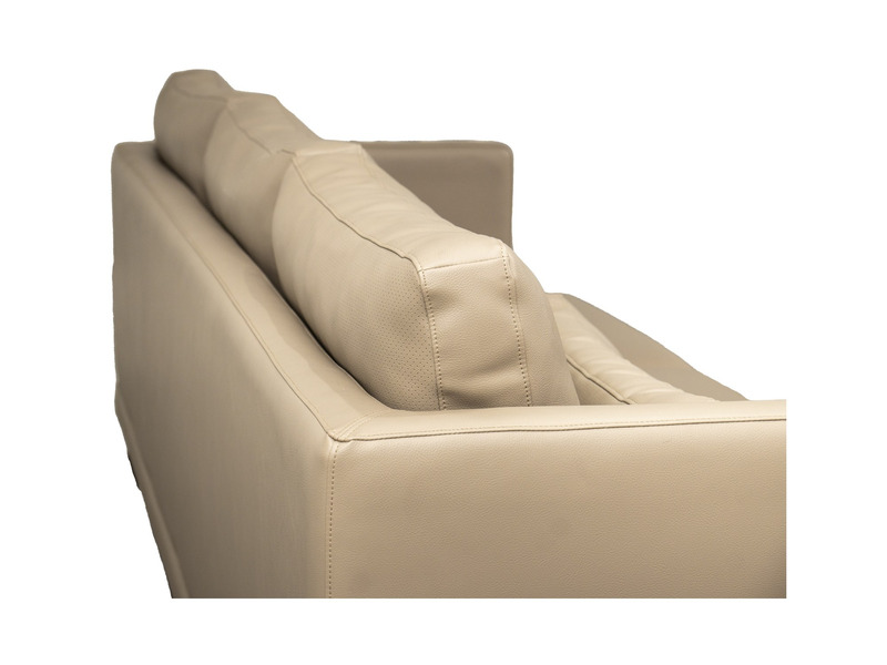 Cận cảnh phần tay vịn và lưng ghế của sofa BM001-113-C1050 màu nâu be, cho thấy đường may chỉ đều đặn, chắc chắn và chất l…