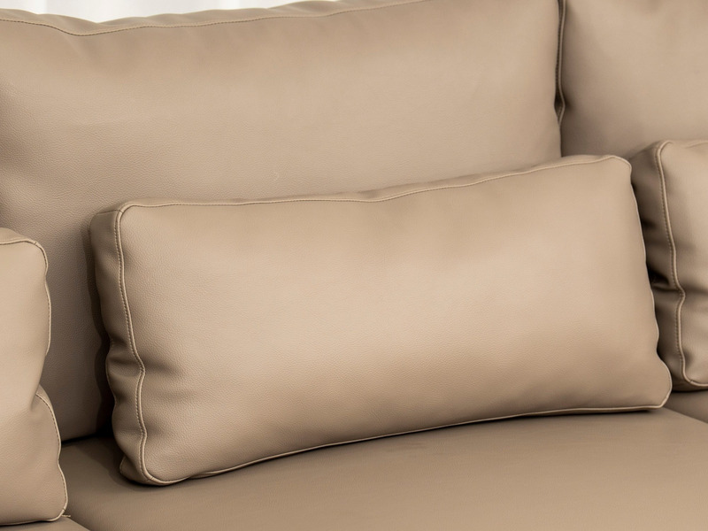 Chi tiết các đệm tựa lưng rời của ghế sofa BM001-113-C1050 màu nâu be, được thiết kế êm ái và có thể tận dụng làm gối ôm…