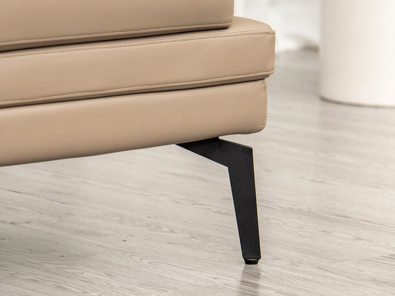 Cận cảnh chân ghế sofa BM001-113-C1050 màu đen mảnh mai làm từ sắt sơn chống gỉ, kết hợp với phần đế ghế bọc da nâu be, tạ…