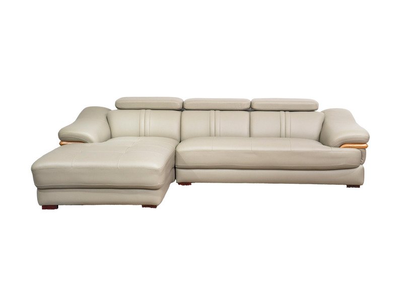 Sofa da góc phải màu be/ghi sáng, chụp chính diện trên nền trắng. Thể hiện rõ cấu trúc 2 băng với phần góc mở rộng, tựa đầ…