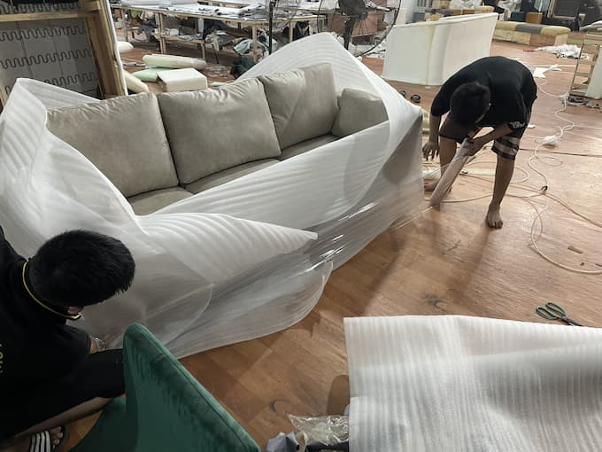 Thợ đóng gói bộ sofa trước khi giao cho khách