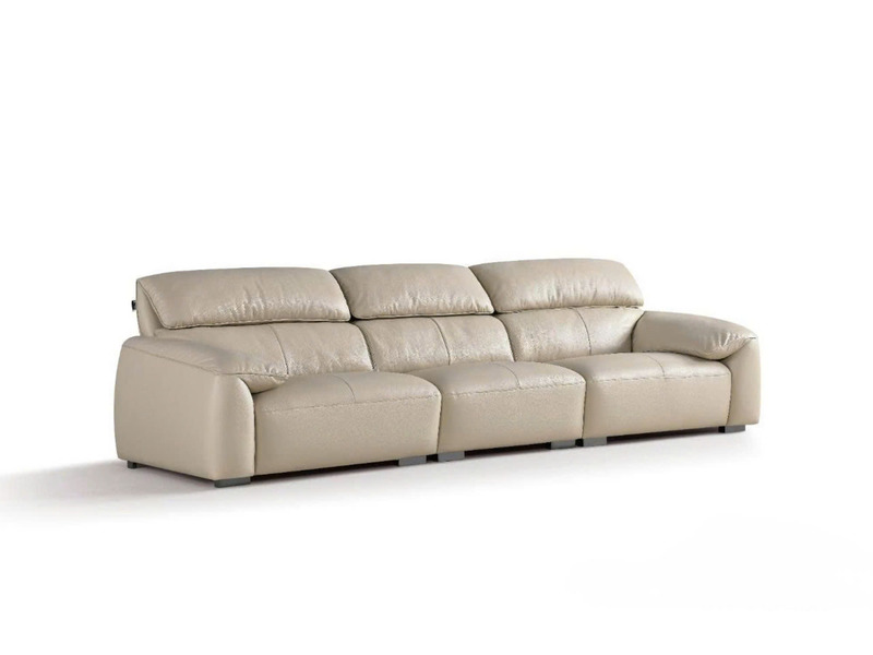 Chiếc sofa băng 3 chỗ SF32-315 được chụp từ góc hơi chếch phía trước, nổi bật trên nền trắng tinh. Sofa có kiểu dáng hiện…