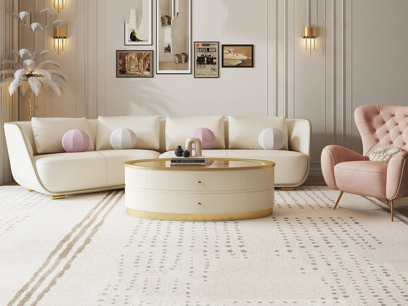Sofa băng 4 chỗ màu trắng kem với thiết kế cong mềm mại, chân kim loại vàng đồng, được chụp chính diện trong không gian ph…