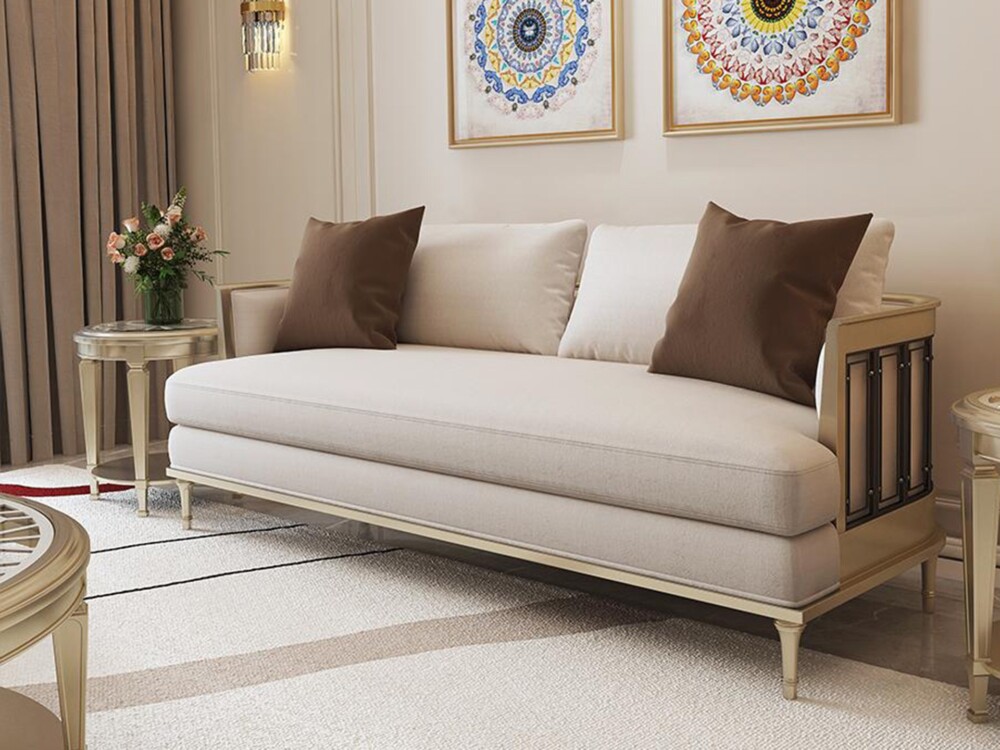 Sofa băng dài phong cách tân cổ điển được chụp cận cảnh từ góc thấp, tập trung vào phần thân ghế và tay vịn. Ghế bọc vải m…