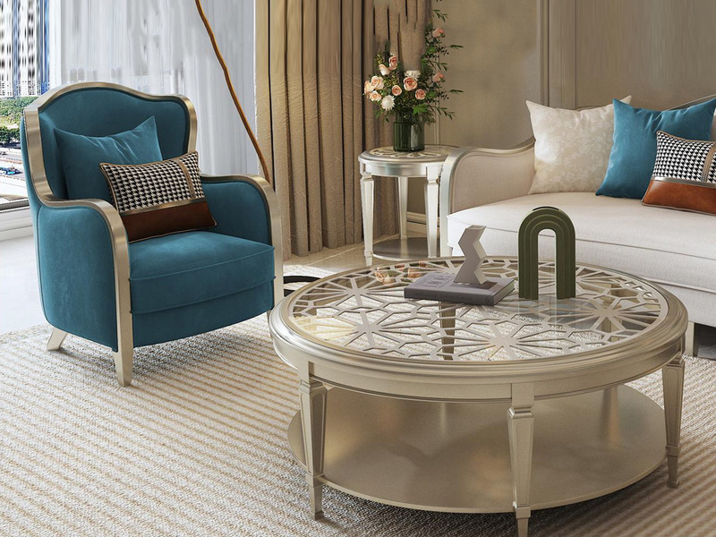 Góc nhìn tổng thể một phần phòng khách với ghế sofa băng ba chỗ màu kem, ghế bành đơn màu xanh ngọc và bàn trà tròn trung…