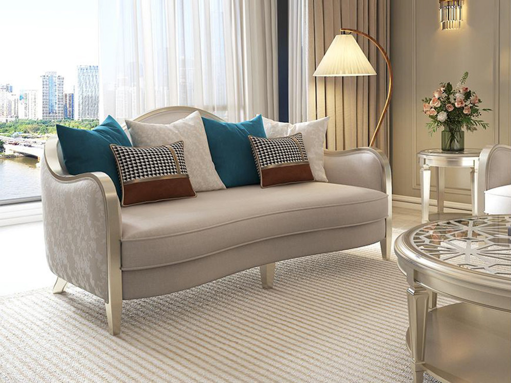 Sofa băng hai chỗ ngồi với thiết kế tân cổ điển sang trọng, được chụp từ góc chính diện hơi chếch. Ghế có khung gỗ màu vàn…