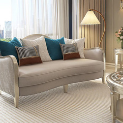 Sofa băng hai chỗ ngồi với thiết kế tân cổ điển sang trọng, được chụp từ góc chính diện hơi chếch. Ghế có khung gỗ màu vàn…