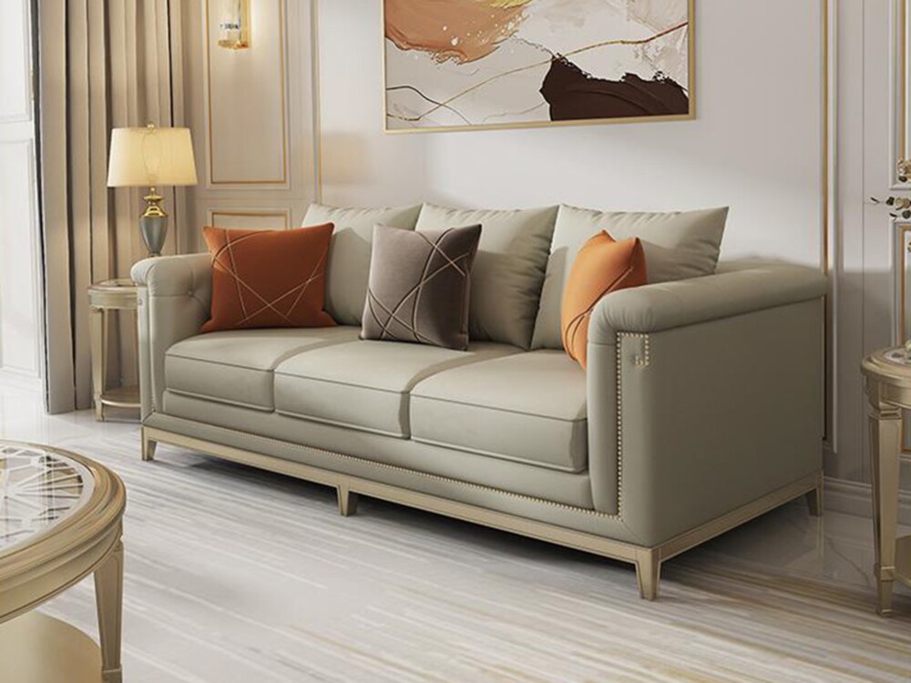 Cận cảnh băng sofa dài màu be nhạt của bộ SF618015-123, được chụp từ góc thấp, làm nổi bật đường nét thanh lịch và chi tiế…