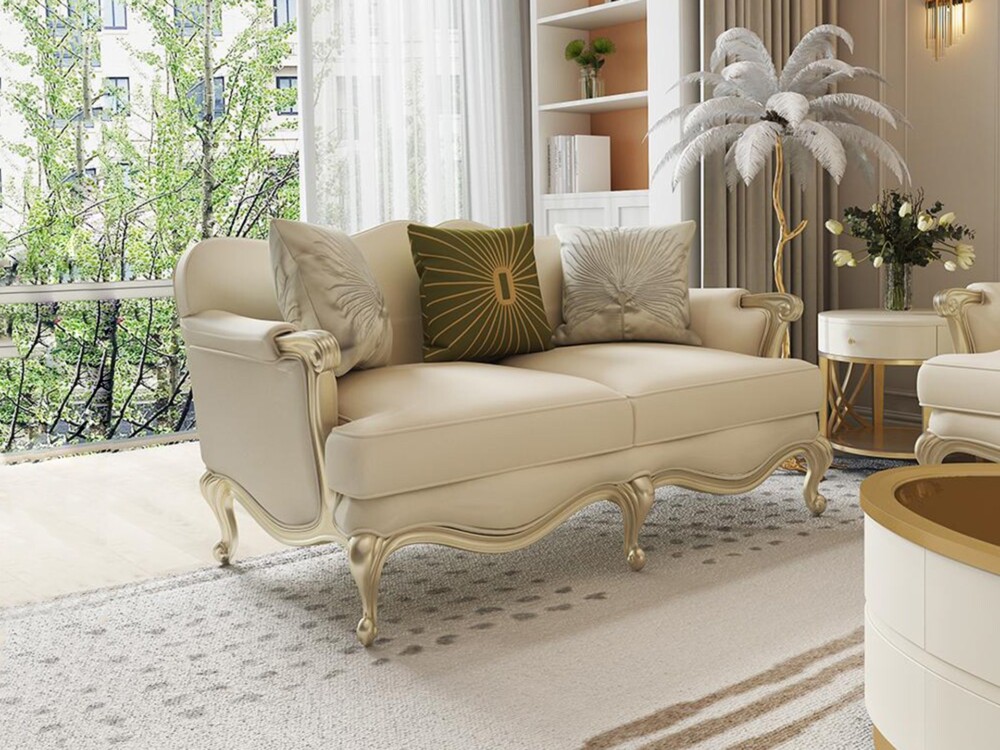 Góc cận cảnh sofa băng đôi SF619012-123 màu kem, nổi bật với đường cong mềm mại của khung gỗ chạm khắc màu vàng đồng. Sofa…
