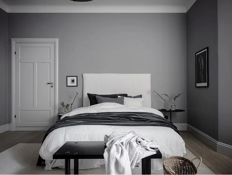 Phòng ngủ nhỏ màu xám nhạt tạo cảm giác rộng