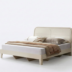 Giường ngủ hiện đại BN2461-5 chụp góc thấp, làm nổi bật thiết kế đầu giường bọc nệm màu kem với đường cong mềm mại. Khung…