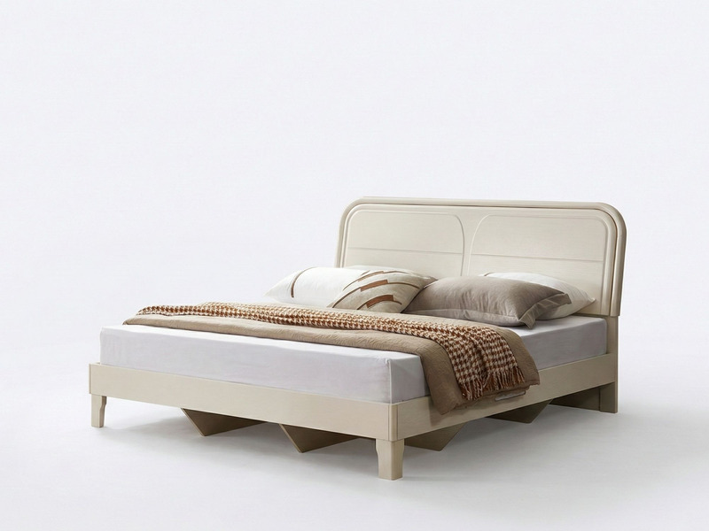 Giường ngủ hiện đại BN2461-5 chụp góc thấp, làm nổi bật thiết kế đầu giường bọc nệm màu kem với đường cong mềm mại. Khung…