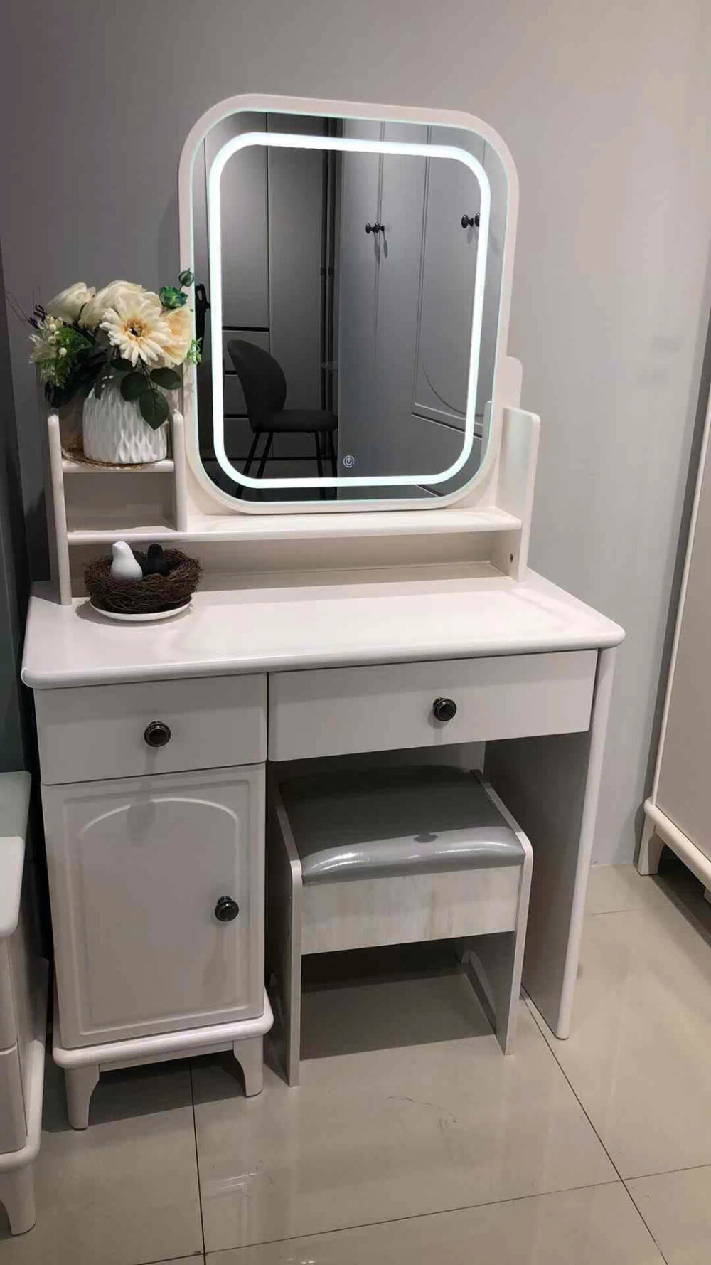Cận cảnh bàn trang điểm hiện đại BN2464-18 với gương hình chữ nhật bo góc, tích hợp đèn LED chiếu sáng, giúp bạn dễ dàng t…